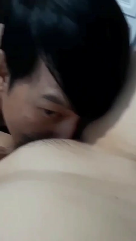 Anh mút âm hộ em cứ chảy nước liên tục