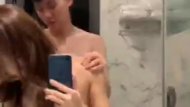 Cầm video quay trước gương cho chịch dâm lên đỉnh