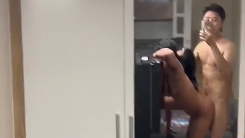 Chịch đút lồn dâm trước gương nứng vô cùng