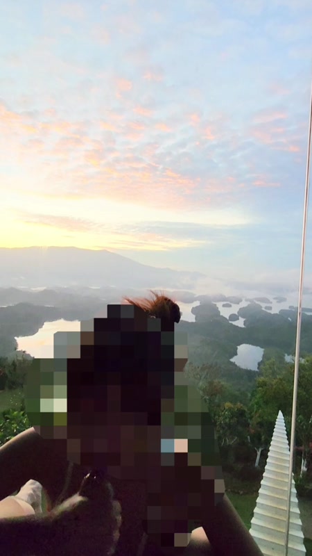 Cho em ra ban công bú cu anh dâm quá