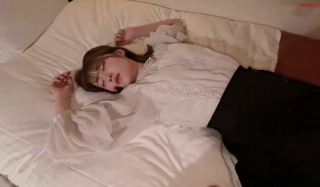 Chuốc say rồi địt em gái xinh đẹp khi ngủ say