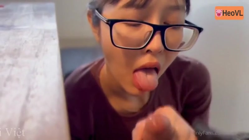 Cô em xinh khoe kỹ năng bú con cu dâm quá trời