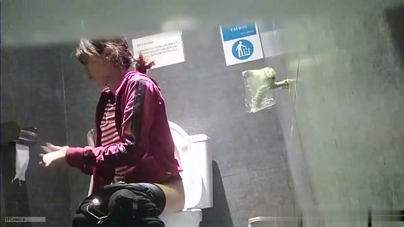 Em đi vệ sinh bị quay trộm