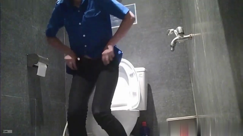 Em đi vệ sinh cũng bị quay lén nữa