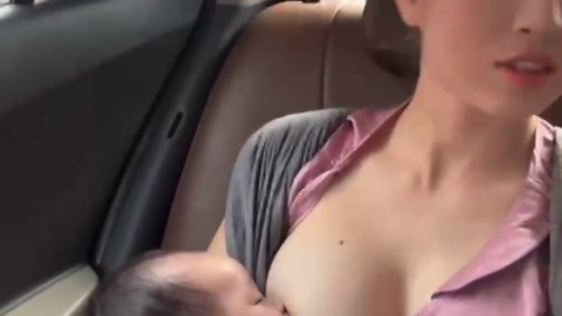 Khoe vú cho con bú trên xe taxi