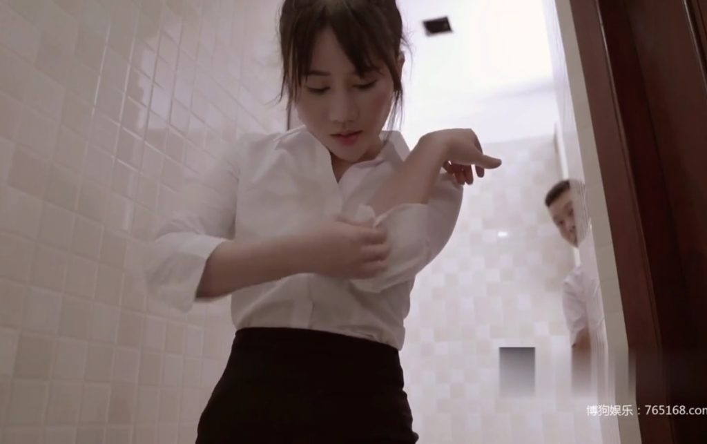 Lén lút cùng em nhân viên văn phòng dâm đãng