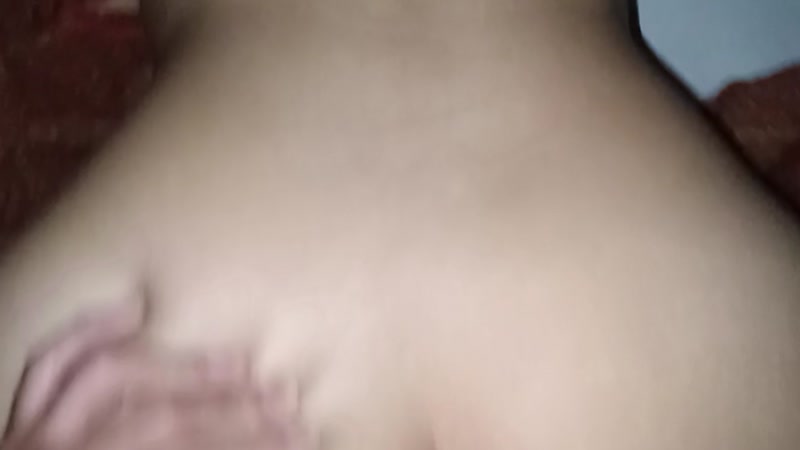 Nện bóp mông cô bạn gái từ đằng sau