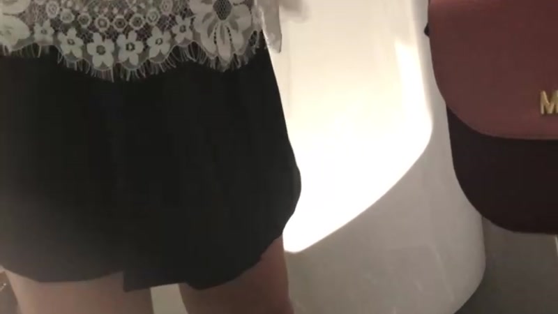 Quay trộm nhà vệ sinh nữ