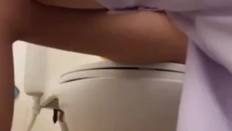 Rủ bạn học vào wc chịch dâm vl