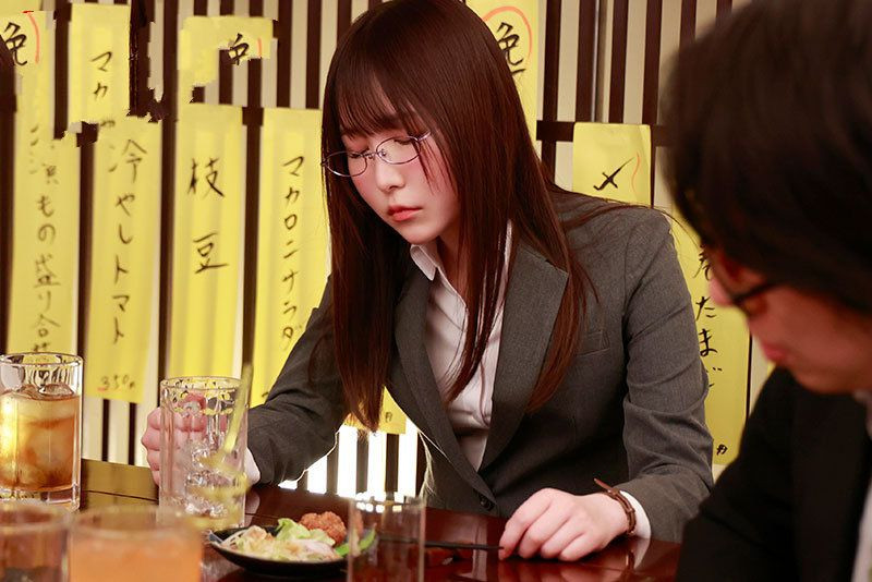 Tên sếp đồi bại chuốc say em thư ký rồi cưỡng hiếp