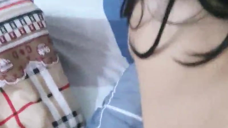 Vừa đút lồn vừa xem phim sex dâm vãi